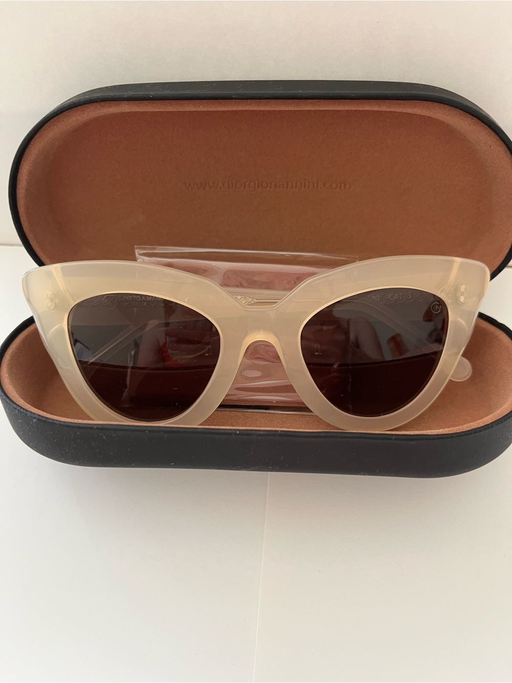 Cream Cat-Eye Sunglasses – Designer Style